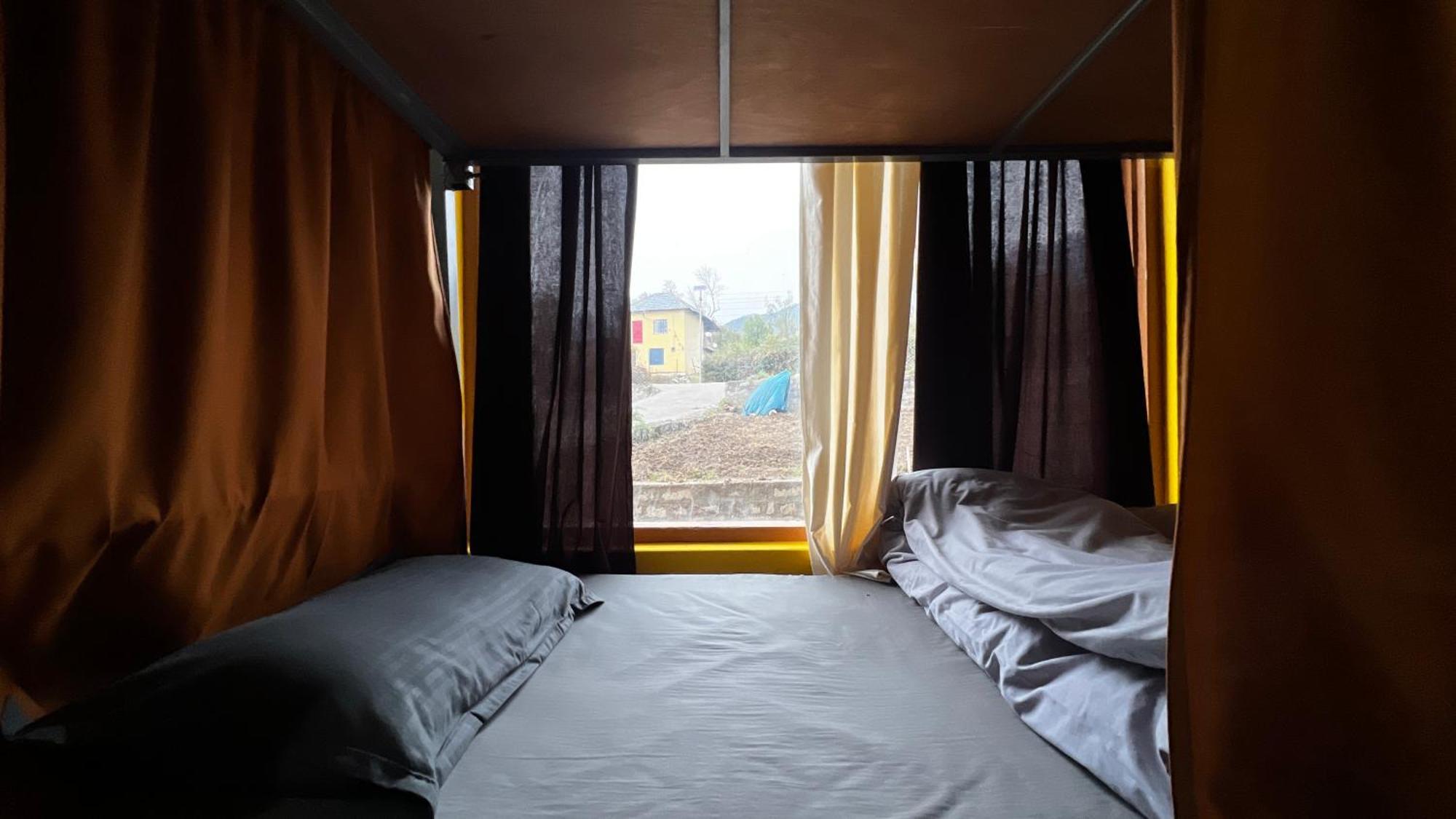 Flyscape Hostel Bir  Bilik gambar